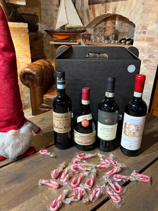 Amarone Adventskalender 2026 – Giuliano Rosati Ripasso, Biscardo Amarone, Tenuta Sant'Antonio Amarone og Falezze Amarone 2017 foran sort Maestro Vin-gaveboks med sukkerstokke