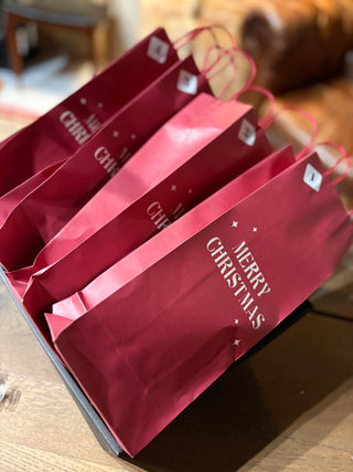 Adventskalender med 4 nummererede julegaveposer – gratis ved køb af 4 fl. vin