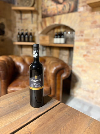 “Flaske Bagordi Rioja Gran Reserva 2008 – økologisk rødvin fra det sydlige Rioja med silkeblød, afrundet smag og noter af røde frugter, nødder, kakao, vanilje og balsamico”
