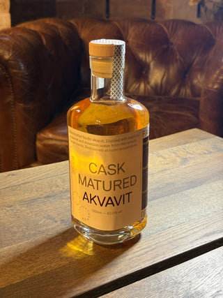Faer Cask Matured Akvavit Batch No. 1 flaske på træbord – Færøsk nordisk akvavit