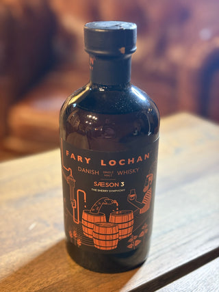 Fary Lochan Sæson 3 The Sherry Symphony Dansk Single Malt Whisky flaske på træbord
