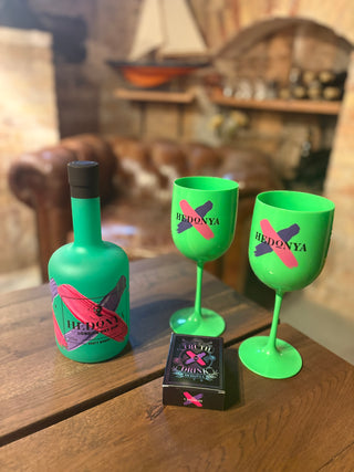 Hedonya Zesty Berry gin gaveæske med 2 glas og spillekort i smagekælder