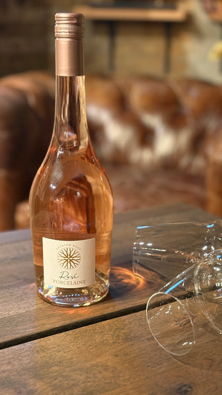 Rosé Porcelaine fransk tør rosévin flaske på træbord i smagelokale