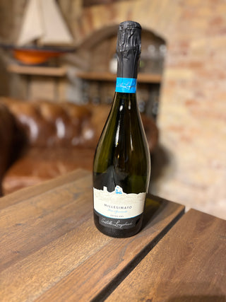Vino Spumante Extra Dry Millesimato flaske fotograferet til Maestro Vin webshop